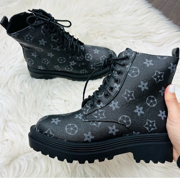 Shoes - Beautiful boots 👢🖤